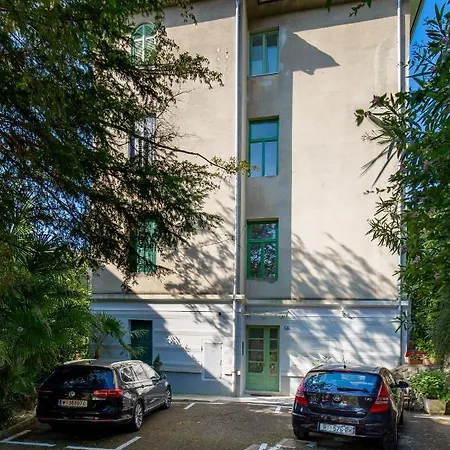 Ola Luxury Apartment *