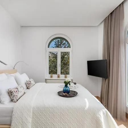 Ola Luxury Apartment *